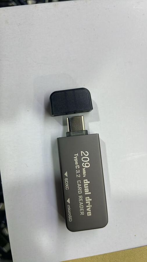 قارئ بطاقات ذاكرة Type-C USB 3.2 ثنائي المنافذ (SD / MicroSD)