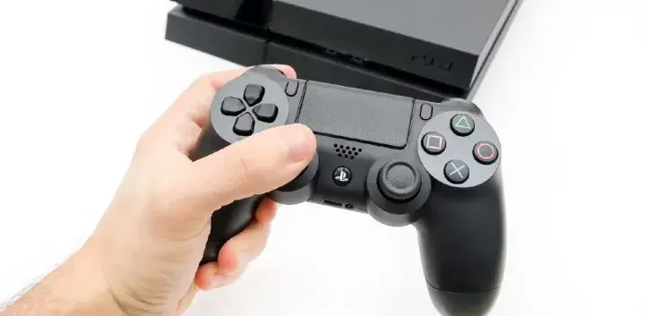 يد تحكم لاسلكية للألعاب – تصميم احترافي ومتوافق مع PS4